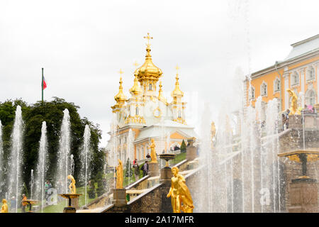 Petehof, Saint Petersburg, Russie, août 2019. Détail de la fontaines de la Grande cascade, l'entrée du palais royal Banque D'Images