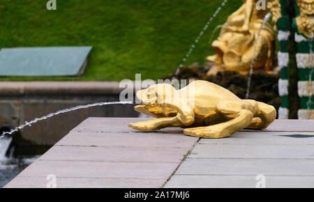 Petehof, Saint Petersburg, Russie, août 2019. Détail de la sculpture d'or groupe de la grande cascade la magnifique entrée de l'Hotel Royal Banque D'Images