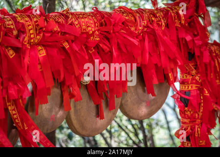 Rubans rouges lié à des obstacles le long du chemin de montagne Tianzi dans Zhangjiajie National Park qui est une célèbre attraction touristique, Wulingy Banque D'Images