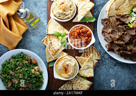 Mezze méditerranéens avec pain pita, houmous, dip tomate et baba ganoush Banque D'Images