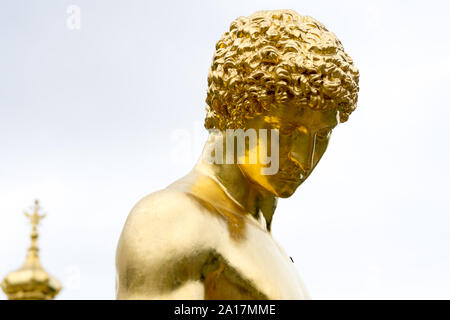 Petehof, Saint Petersburg, Russie, août 2019. Détail de la sculpture d'or groupe de la grande cascade la magnifique entrée de l'Hotel Royal Banque D'Images