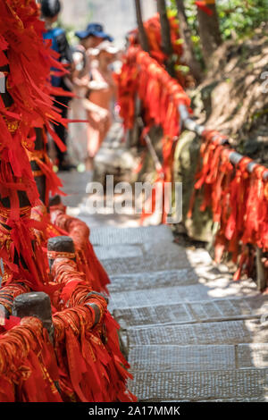 Rubans rouges le long trail en montagne dans Zhangjiajie Banque D'Images