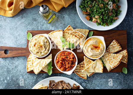 Mezze méditerranéens avec pain pita, houmous, dip tomate et baba ganoush Banque D'Images