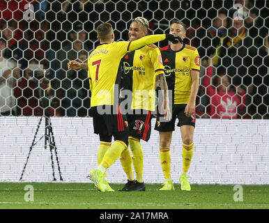 Roberto Caldarella était encore à la Watford (centre) célèbre marquant son deuxième but de côtés du jeu pendant la Coupe du buffle, troisième tour match à Vicarage Road, Watford. Banque D'Images