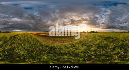 Vue panoramique à 360° de Hdri sphériques transparente complète panorama 360 degrés angle view entre des champs en été avec coucher de soleil magnifique en projection équirectangulaire avec zen