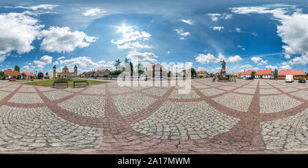 Vue panoramique à 360° de TYKOCIN, POLOGNE - Juillet 2019 : Le panorama hdri sphériques transparente 360 degrés angle view dans rue piétonne médiévale place de la vieille ville en equirect