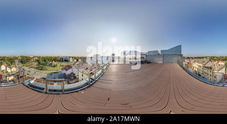 Vue panoramique à 360° de Minsk, Belarus - AOÛT, 2018 : le panorama hdri sphériques sans soudure d'angle de vue de 360 degrés dans le café sous la tente sur le toit du bâtiment, surplombant l'ancienne