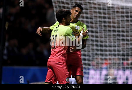 Joao Cancelo de Manchester City (à droite) célèbre le troisième but du match de son côté, marqué par Ryan Ledson de Preston North End (non représenté) avec son coéquipier David Silva lors de la Carabao Cup, troisième match de Round au Deepdale Stadium, Preston. Photo PA. Date de la photo: Mardi 24 septembre 2019. Voir PA Story SOCCER Preston. Le crédit photo devrait se lire comme suit : Richard Sellers/PA Wire. Utilisation en ligne limitée à 120 images, pas d'émulation vidéo. Aucune utilisation dans les Paris, les jeux ou les publications de club/ligue/joueur unique. Banque D'Images