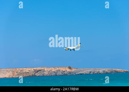 Héraklion, Crète, Grèce le 9 août 2018. Tour Opérateur Thomas Cook Airlines Airbus A330 avion de passagers approche pour l'atterrissage à Héraklion Intern Banque D'Images