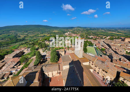 Vue de la Torre Grossa sur les toits de San Gimignano et de la campagne Toscane, Toscane, Italie Banque D'Images