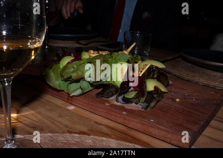 Préparé en salade d'épinard et crème d'avocat pour bébé de mezcal pour le couplage avec le vin blanc Banque D'Images