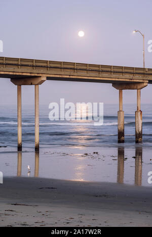 Lune se couche sur Ocean Beach Pier. San Diego, CA. Banque D'Images