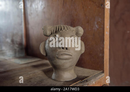 Sculpture en céramique par Dona IrinÃ©ia, sculpteur quilombolas brésilien Banque D'Images