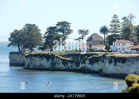 Surfers ci-dessous West Cliff Drive avec ses maisons et falaise au-dessus de Cowell Beach dans la ville de Santa Cruz, sur la baie de Monterey, Californie Banque D'Images