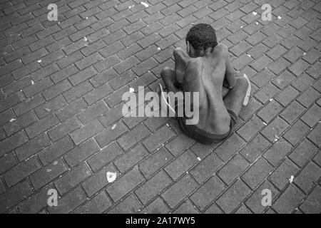 L'homme avec la maladie congénitale assis dans un trottoir du centre-ville de Recife Banque D'Images