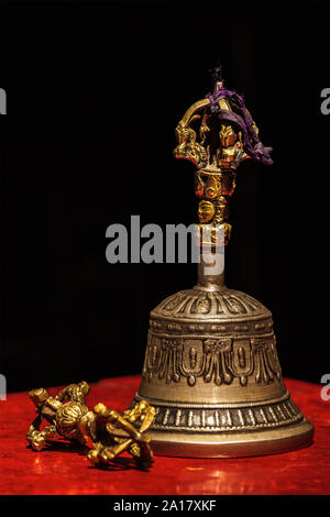 Objets rituels du bouddhisme tibétain - vajra et Bell Banque D'Images