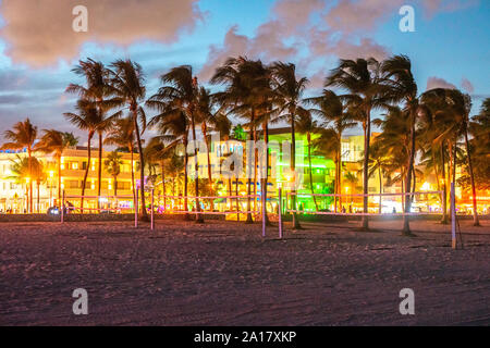 Miami Beach, USA - 10 septembre 2019 : Ocean Drive Miami Beach au coucher du soleil. Sur les toits de la ville avec des palmiers au crépuscule. L'Art déco à South Beach Banque D'Images