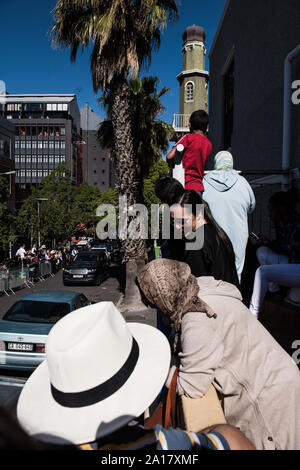 Les résidents et d'autres regardent BoKaap Royals britannique, le prince Harry et Meghan Markle visiter Auwal mosquée à Cape Town, Afrique du Sud. Banque D'Images