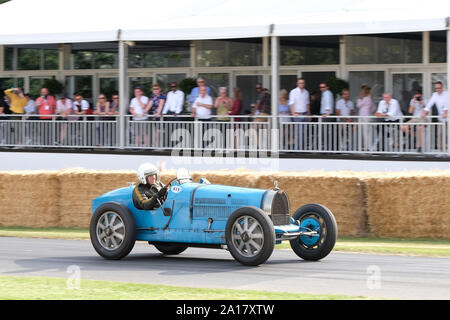 Juillet 2019 - voitures de course très anciennes, Bugatti type 35 sur piste Banque D'Images