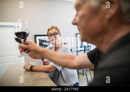 Cheers Couple lors d'une dégustation de vin dans un vignoble local. Banque D'Images