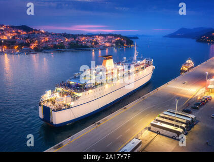 Vue aérienne de bateau de croisière au port de nuit Banque D'Images