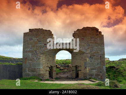 L'exploitation minière de l'étain, bâtiment abandonné Geevor entre mines et Botallack Pendeen, Cornwall UK Banque D'Images