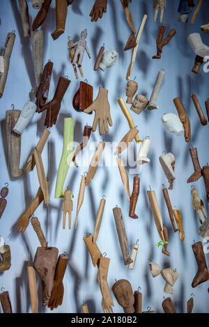 Les sculptures en bois pendu - les mains, pieds, organes et chefs Banque D'Images