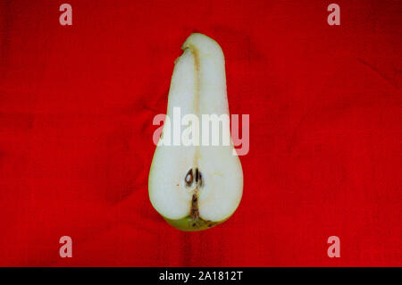 Sweet Ripe pear savoureux sur fond rouge. Les vitamines. Manger des fruits sains. Banque D'Images