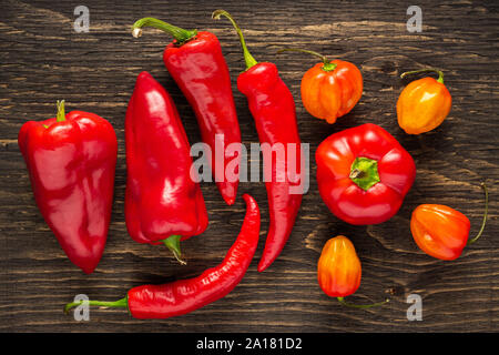 Assortiment de poivrons frais sur un fond de bois foncé texturé Banque D'Images