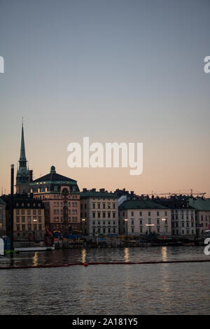 Vew de Strandvägen à partir de l'autre côté de l'eau à Stockholm, en Suède. Banque D'Images