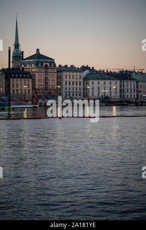 Vew de Strandvägen à partir de l'autre côté de l'eau à Stockholm, en Suède. Banque D'Images