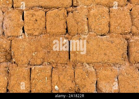 Mur de briques d'argile avec de la paille, Yu Wu Village, Province du Yunnan, Chine Banque D'Images