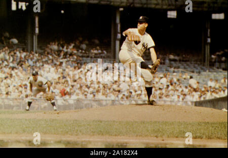 Vintage des années 60, ère photo couleur de New York Yankees pitcher Fritz Petersen en action. Banque D'Images