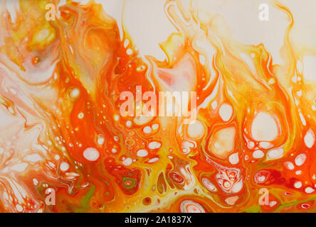 Un flamboiement de couleurs en automne réchauffe ce résumé peinture acrylique en rouge, orange et jaune sur blanc qui ressemble à un feu d'artifices. Banque D'Images