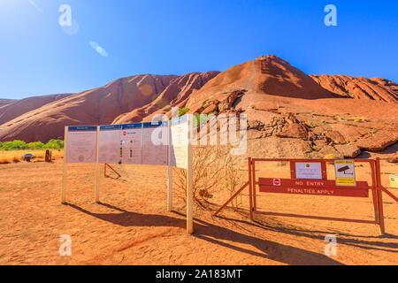 Uluru, dans le Territoire du Nord, Australie - Aug 26, 2019 : chemin fermé pour le vent fort. La signalétique en Mala gratuit. L'Uluru est sacré pour les Anangu Banque D'Images