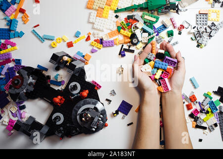 Moscou, Russie - le 24 septembre 2019 : Les enfants de mains jouer avec les blocs de lego Banque D'Images