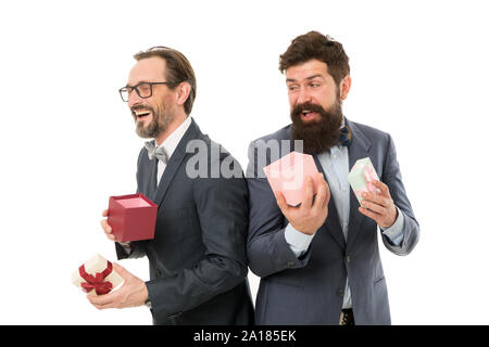 Achats de Noël. Acheter des cadeaux. Préparé quelque chose de spécial. Costume classique hommes détiennent des cadeaux. Les gens d'affaires de célébrer. L'échange de cadeaux. Parti de l'entreprise concept. Les cadeaux achetés barbu hippie. Banque D'Images