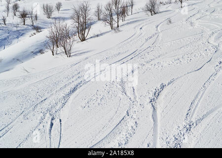 Les pistes de ski de poudreuse au domaine skiable des Sybelles, en France, sur une journée d'hiver ensoleillée. Banque D'Images