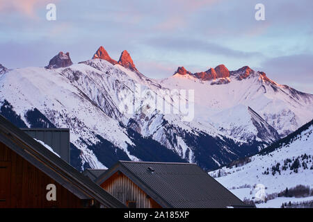 Les aiguilles d'Arves pics de montagne au coucher du soleil, dans la station de ski des Sybelles, en France, au cours des vacances d'hiver. Banque D'Images