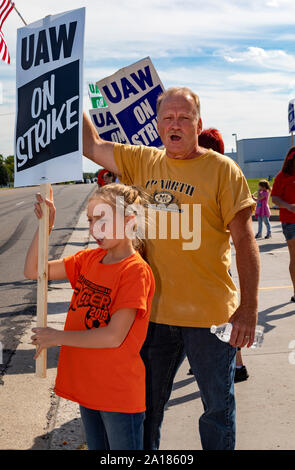 Flint, Michigan USA - 24 septembre 2019 - Layla Ferguson, 10 piquets, l'usine de montage de silex avec son grand-père, Louis Lefroid Rick, au cours de l'United Auto Workers' grève contre General Motors. Les principales questions de la grève : fermeture d'usine, les salaires, la structure de rémunération à deux vitesses, les travailleurs temporaires, et les soins de santé. Crédit : Jim West/Alamy Live News Banque D'Images