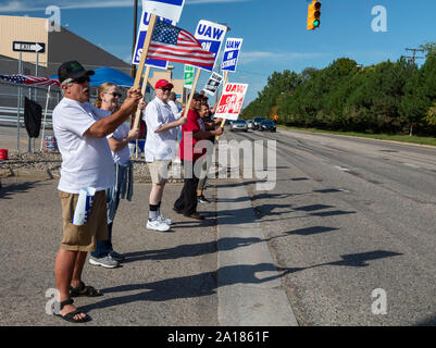 Flint, Michigan USA - 24 septembre 2019 - Les membres de l'United Auto Workers piquet de l'usine de montage de silex au cours de leur grève contre General Motors. De nombreux membres portaient des chemises blanches pour honorer le silex d'occupation, les grévistes de 1936-37. Les principales questions de la grève : fermeture d'usine, les salaires, la structure de rémunération à deux vitesses, les travailleurs temporaires, et les soins de santé. Crédit : Jim West/Alamy Live News Banque D'Images