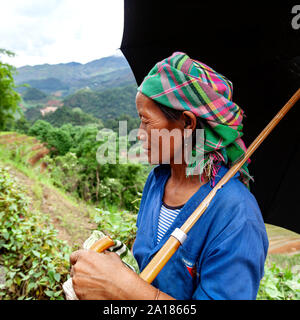 Femme Hmong noir sur un chemin de montagne, dans la région de Mu Cang Chai, Yen Bai, dans la province nord-ouest du Vietnam. Banque D'Images