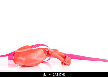 Un ensemble pastel ballon latex avec ruban rose, isolé sur fond blanc Banque D'Images