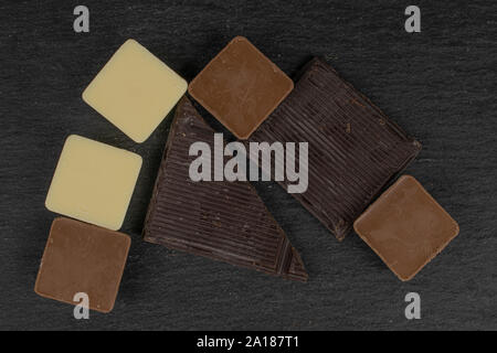 Beaucoup de morceau de chocolat frais entier sur flatlay pierre gris Banque D'Images