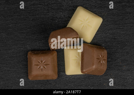 Beaucoup de morceau de chocolat frais entier sur flatlay pierre gris Banque D'Images