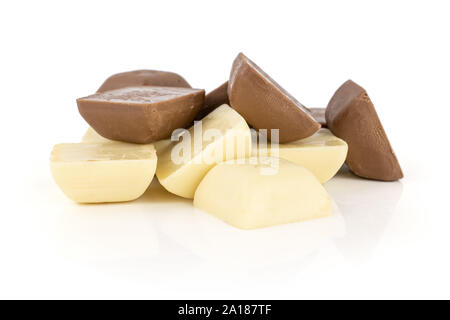 Beaucoup de morceau de chocolat frais entier isolé sur fond blanc Banque D'Images