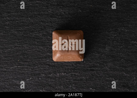 Un morceau de chocolat frais entier sur flatlay pierre gris Banque D'Images