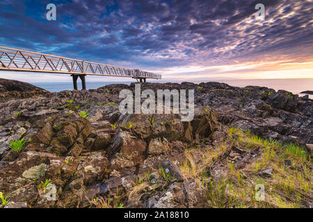 Plage rocheuse de soleil le long de la côte Pacifique du nord-ouest de l'île de Bowen à Howe Sound avec de spectaculaires vues sur le phare de l'ensemble juste au large de la côte de Vancouver BC Banque D'Images