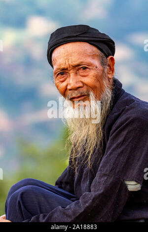 Vieil homme à longue barbe, à Hoang Su Phi, Ha Giang province, dans la partie nord-ouest montagneux du Vietnam. Banque D'Images