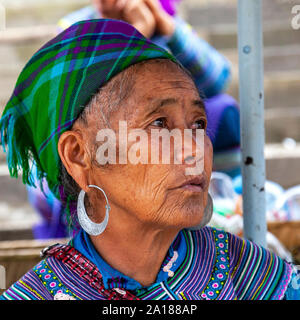 Marché du dimanche de Bac Ha ville, dans Lao Cai province, dans le nord-ouest montagneux du Vietnam. De nombreuses tribus ethniques sont réunis ici les jours de marché. Banque D'Images